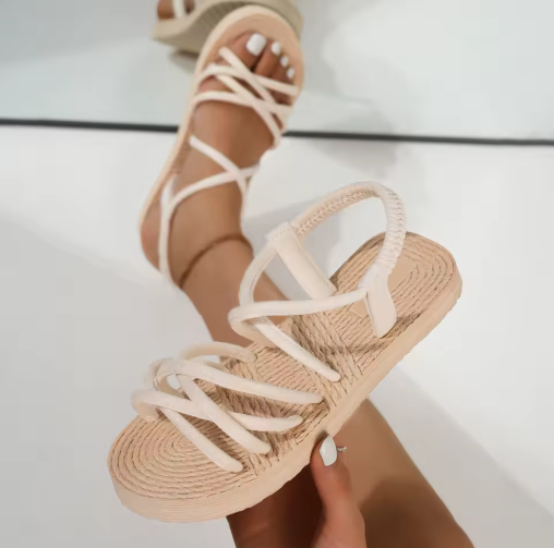 Sandalia Siena elegancia que se siente ,diseño de tiras cruzadas con plataforma trenzada ,ideal para elevar tus looks de verano con un toque femenino y sofisticado.