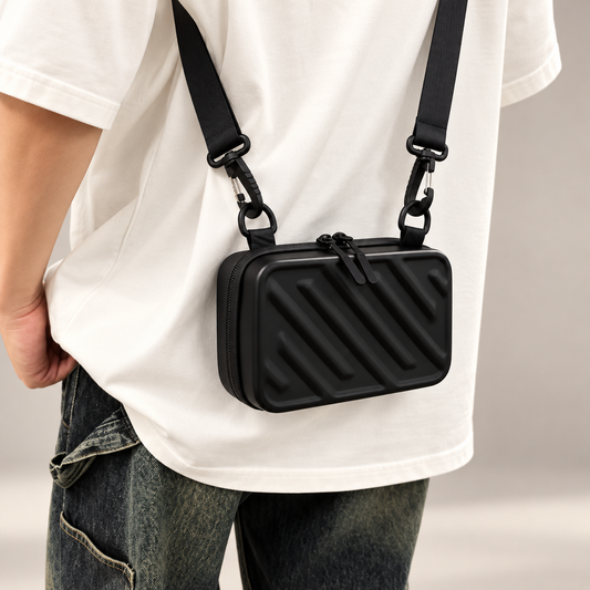 Bolso Mini Lumiere diseño moderno ,con acabado rígido y correa ajustable para mujer y hombre