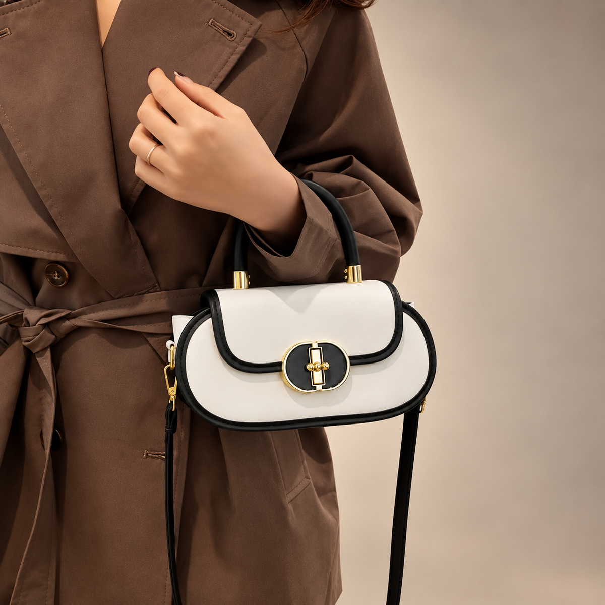 Bolso Élite Bicolor  Un diseño sofisticado en blanco y negro, realzado con elegantes detalles dorados. Su estilo versátil y moderno lo convierte en el complemento perfecto para elevar cualquier look, tanto de día como de noche.