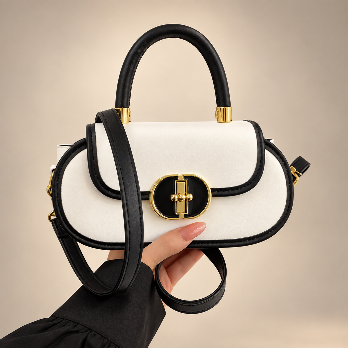 Bolso Élite Bicolor  Un diseño sofisticado en blanco y negro, realzado con elegantes detalles dorados. Su estilo versátil y moderno lo convierte en el complemento perfecto para elevar cualquier look, tanto de día como de noche.