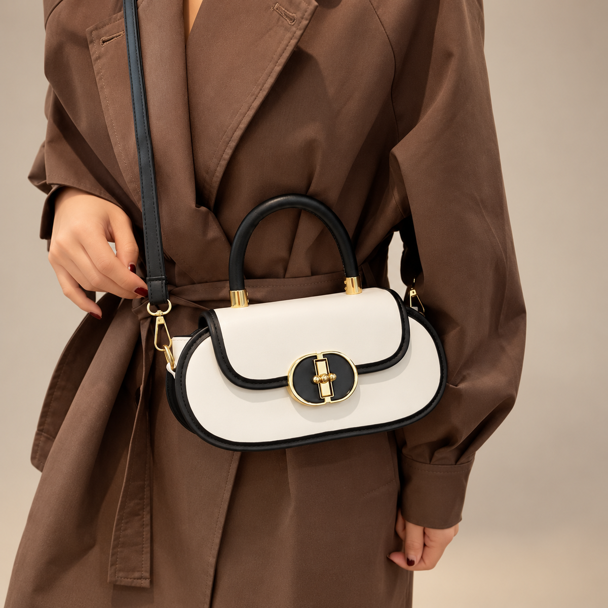 Bolso Élite Bicolor  Un diseño sofisticado en blanco y negro, realzado con elegantes detalles dorados. Su estilo versátil y moderno lo convierte en el complemento perfecto para elevar cualquier look, tanto de día como de noche.