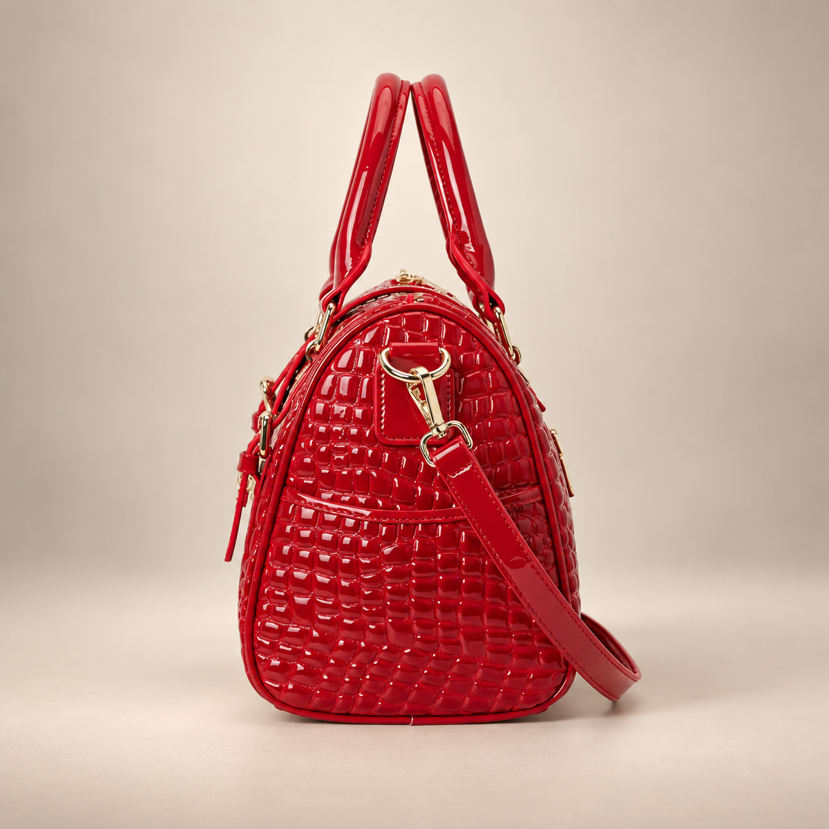 Bolso Scarlet Élégance  Un bolso estructurado en rojo brillante con textura tipo cocodrilo y elegantes herrajes dorados. Su diseño espacioso y sofisticado es perfecto para elevar cualquier look diario o especial.