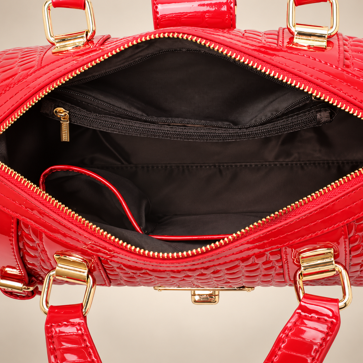 Bolso Scarlet Élégance  Un bolso estructurado en rojo brillante con textura tipo cocodrilo y elegantes herrajes dorados. Su diseño espacioso y sofisticado es perfecto para elevar cualquier look diario o especial.