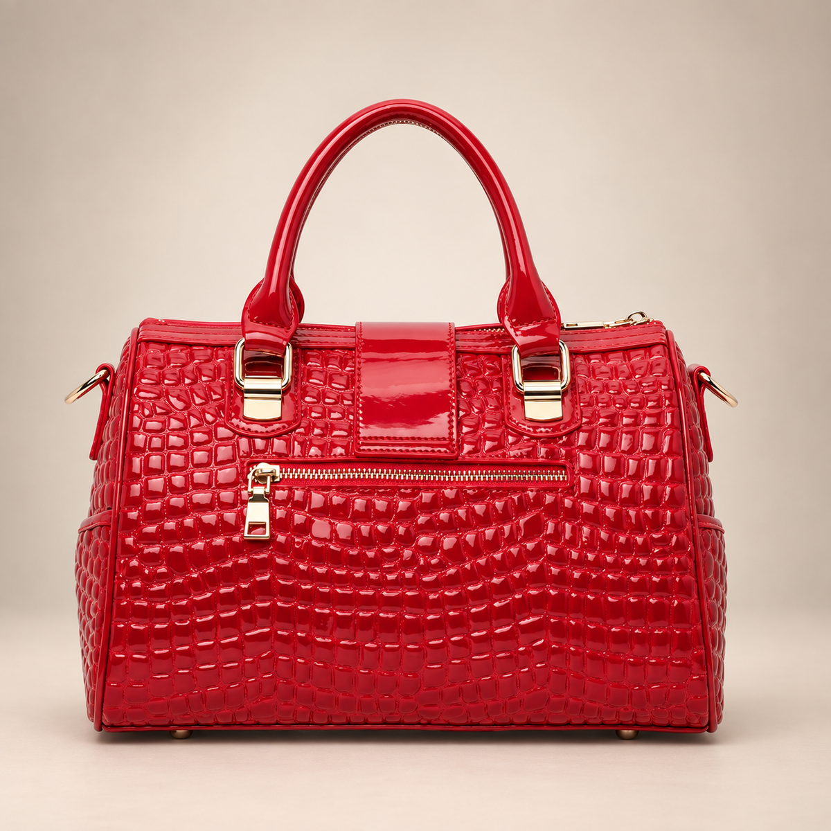 Bolso Scarlet Élégance  Un bolso estructurado en rojo brillante con textura tipo cocodrilo y elegantes herrajes dorados. Su diseño espacioso y sofisticado es perfecto para elevar cualquier look diario o especial.