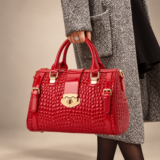 Bolso Scarlet Élégance  Un bolso estructurado en rojo brillante con textura tipo cocodrilo y elegantes herrajes dorados. Su diseño espacioso y sofisticado es perfecto para elevar cualquier look diario o especial.